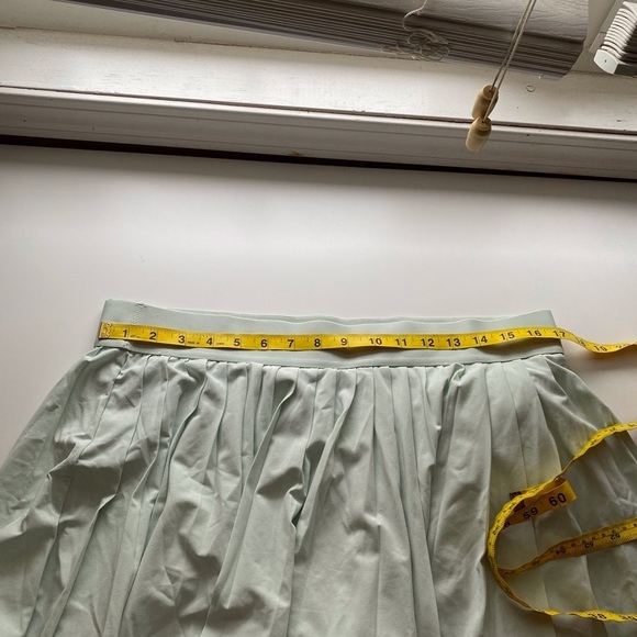 Aritzia TnAction TnaMOVE Tennis Mini Skirt With Built-In Shorts Green XL Preppy - Picture 9 of 12